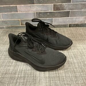 Nike Air Zoom Winflo 7 Road Running Shoes in Black/Anthracite